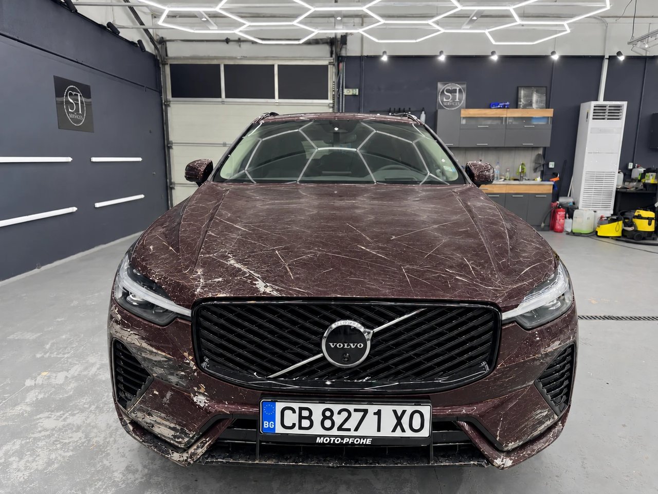 Volvo без PPF защита — надраскана и олющена боя по капака и бронята